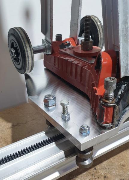 Reihenbohrvorrichtung montiert auf Hilti Schienensystem für serielle Kernbohrungen – DTI-M